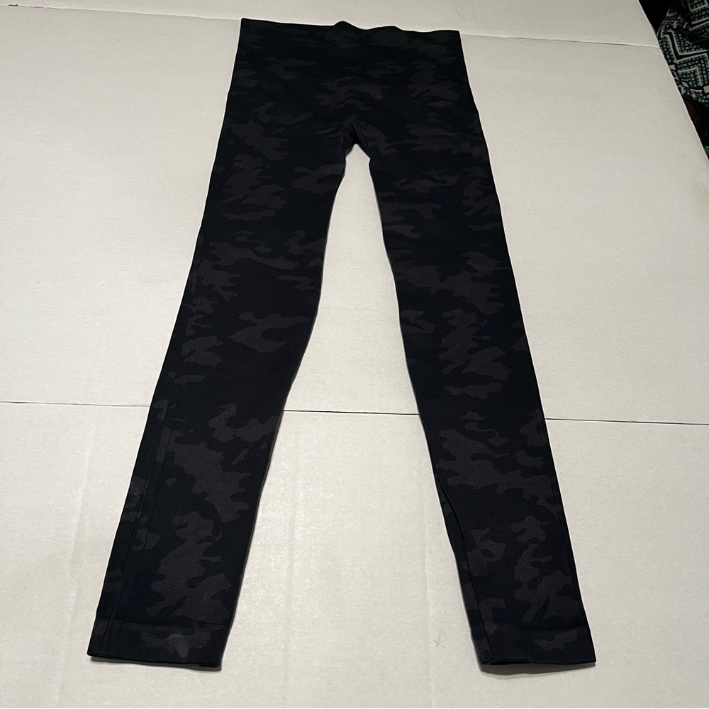 Spanx Look at Me Now Seamless Womens Size Small Camo Camouflage Legging Slimming